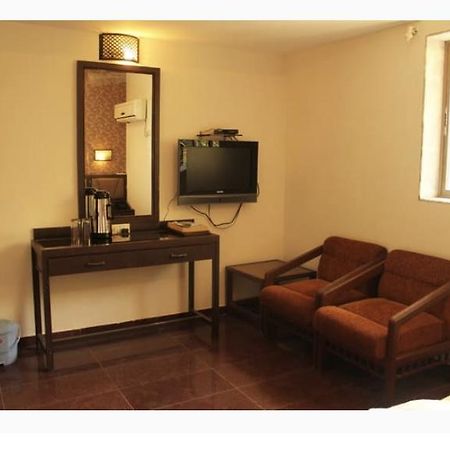 Hotel Ganesh Palace Mumbai Bagian luar foto