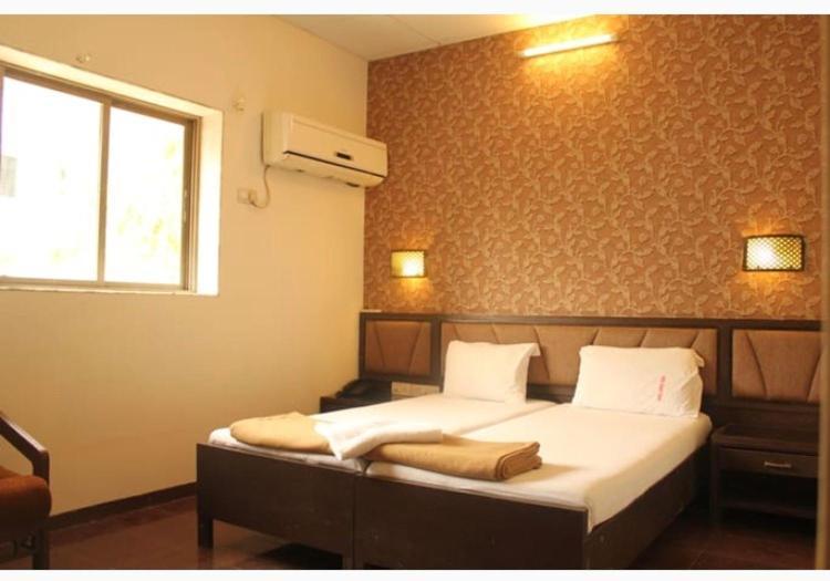 Hotel Ganesh Palace Mumbai Bagian luar foto